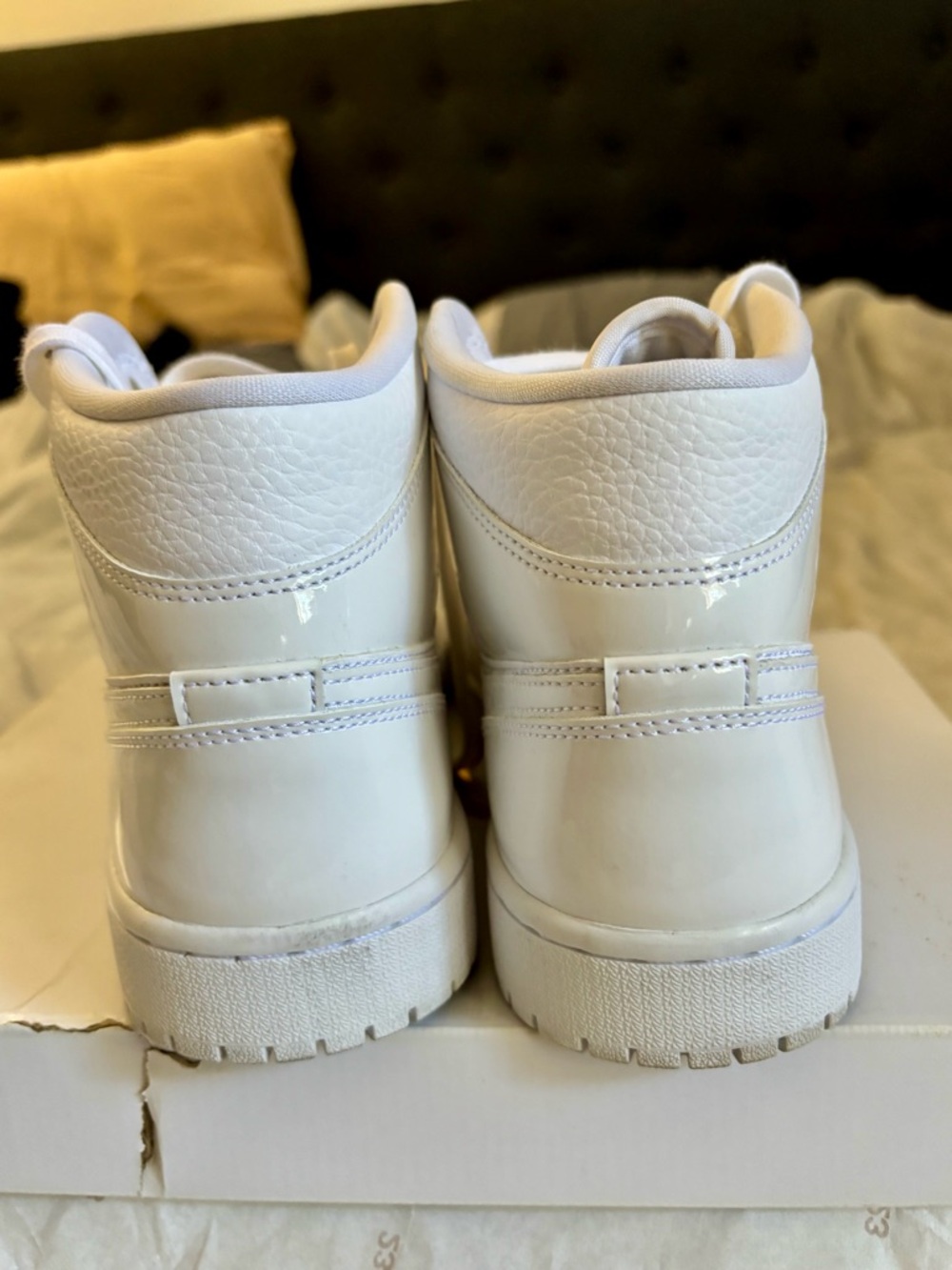 Nike Women's White High-Top Air Jordan 1 MID - Picture 4 of 16